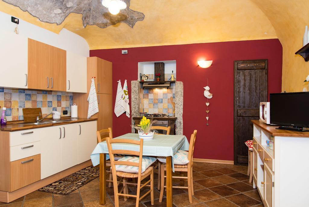 Casa Corte Alla Rocca أرونا المظهر الخارجي الصورة