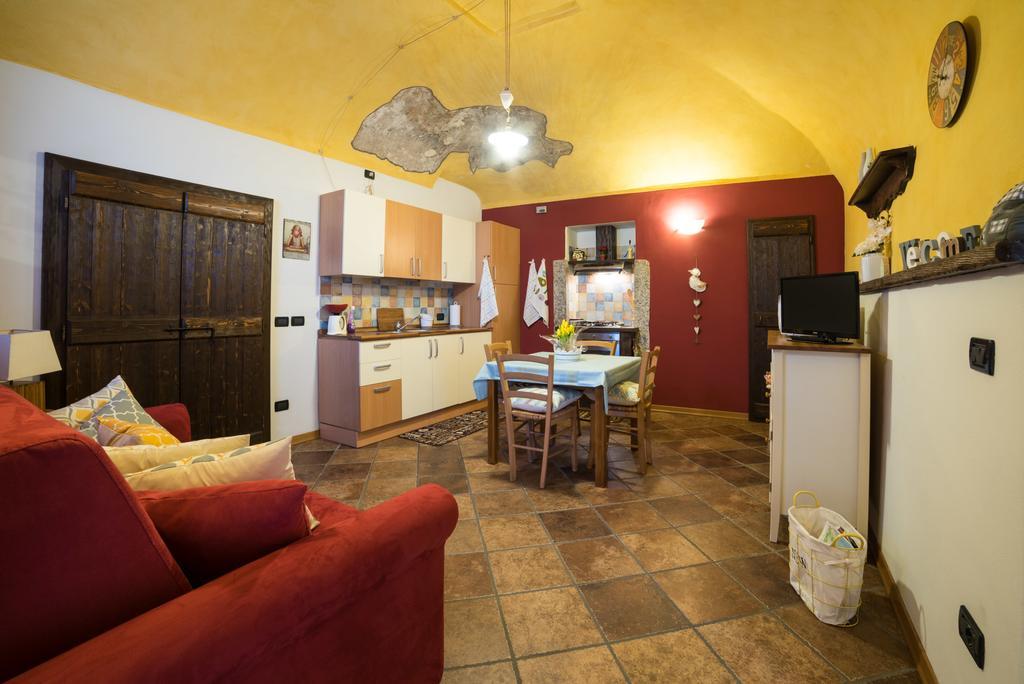 Casa Corte Alla Rocca أرونا المظهر الخارجي الصورة