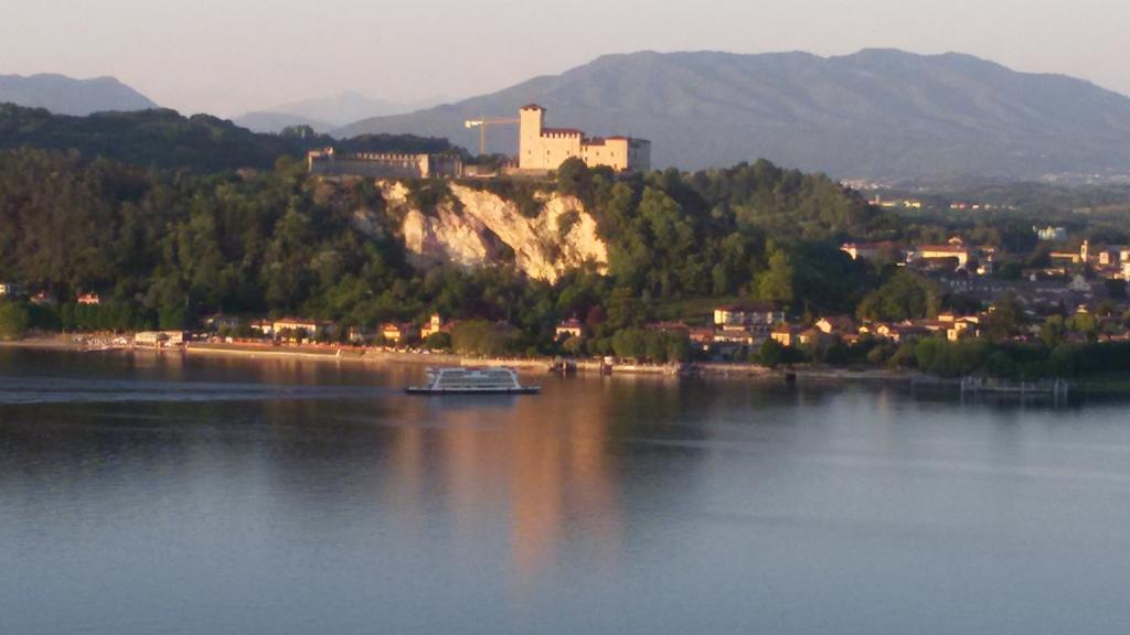 Casa Corte Alla Rocca أرونا المظهر الخارجي الصورة